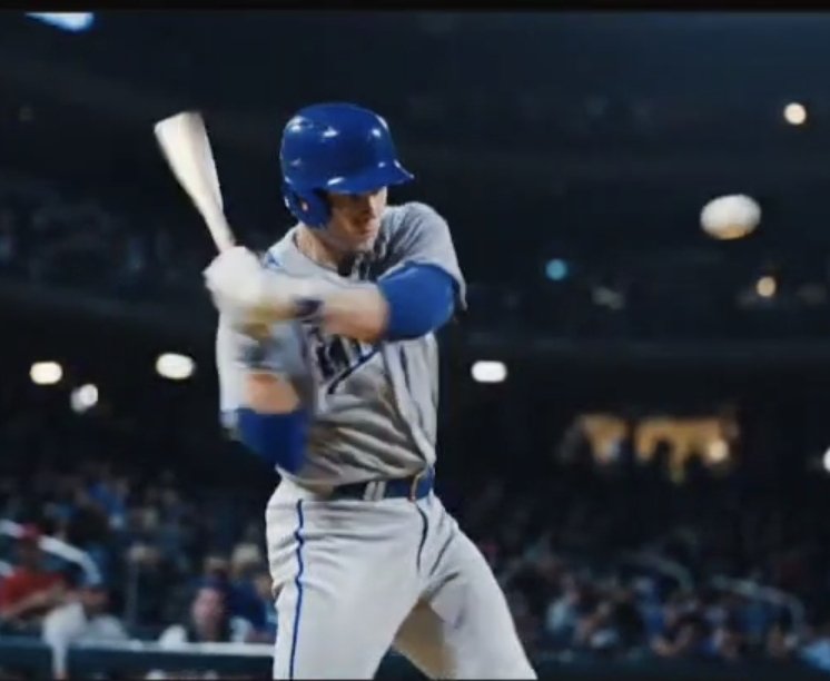 Bateador de béisbol haciendo contacto con la pelota durante un juego