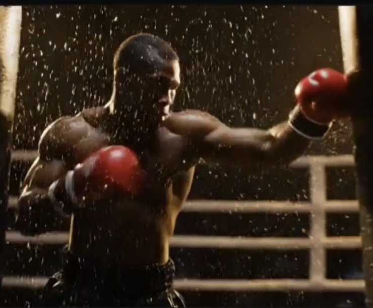 Boxeador con guantes rojos compitiendo en un cuadrilátero